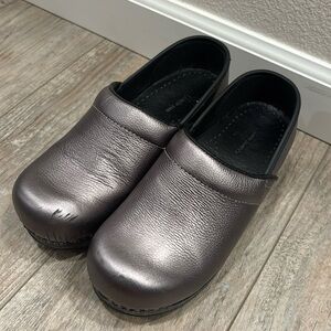 Lands’ End Leather Slip On Clogs Black Size 6D